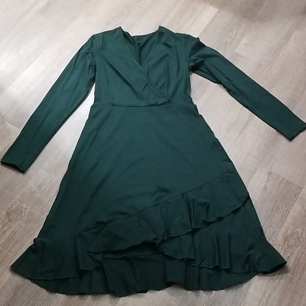 NWOT! Longsleeved dress with ruffles